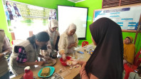 Dorong UMKM Berbasis Potensi Lokal, Mahasiswa KKN UNRI Gelar Edukasi Nugget Ikan di Desa Merbau