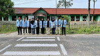 Mahasiswa KUKERTA Universitas Riau Laksanakan Pembuatan Zebra Cross di Desa Lumbok