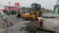 Atasi Genangan di Panam, PUPR Pekanbaru Kerahkan Backhoe Loader Bersihkan Drainase RT 04 Tuah Karya