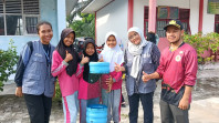 Dari Galon Bekas Jadi Tempat Sampah, Siswa SD 006 Muda Setia Belajar 3R Bersama KUKERTA UNRI