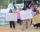 Menuntut Pj Kades Pamesi Mundur Dari Jabatannya, Emak emak Gelar Demo Didepan Kantor Desa