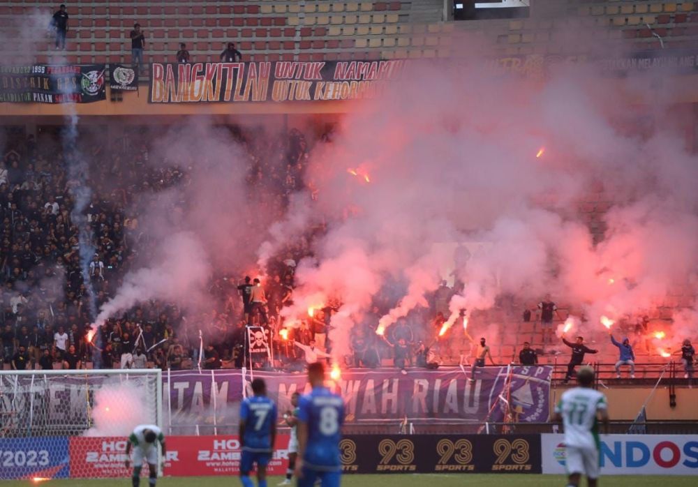 Rusuh ! Tribun Utara Stadion Utama Riau Dibakar Supporter