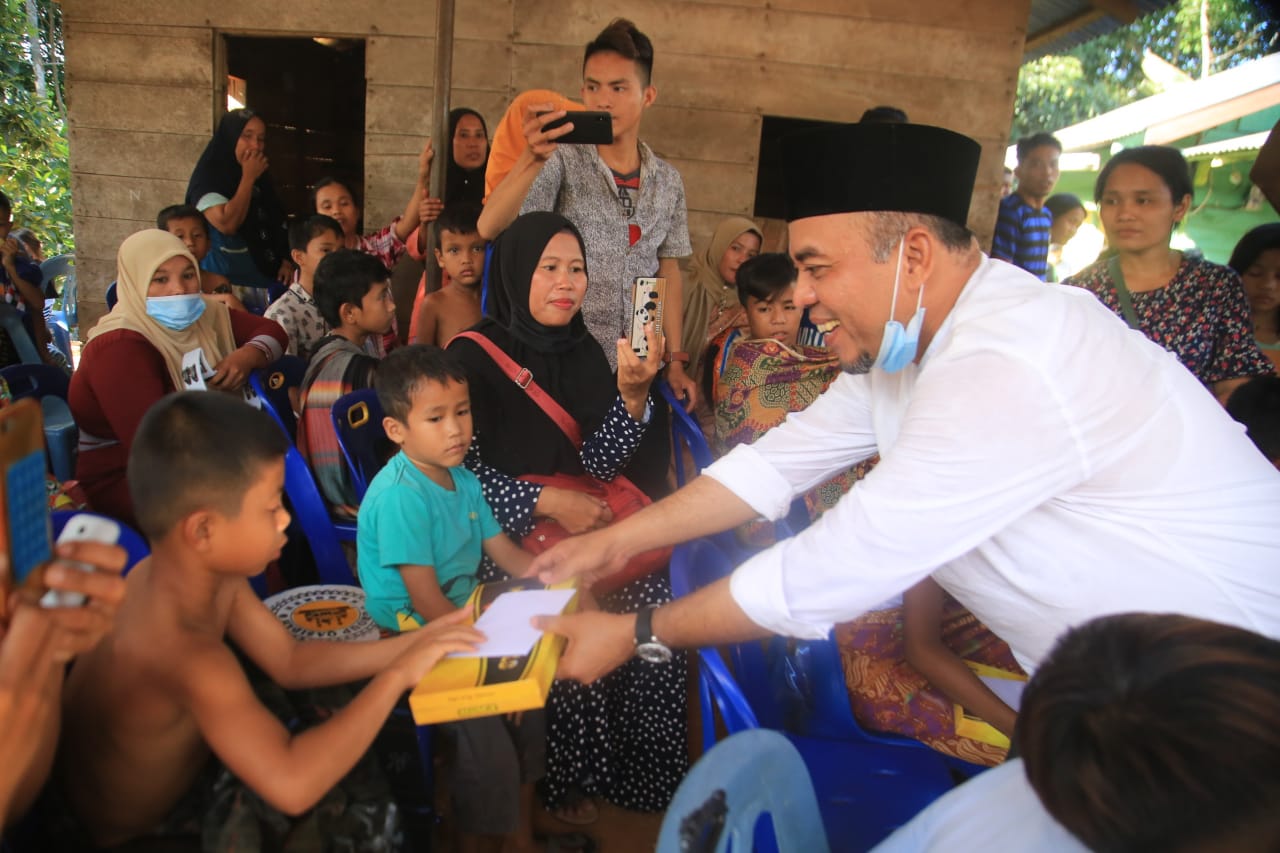 Temui Pesrta Sunat Masal, Bupati Labuhanbatu Berikan Bingkisan dan Pengobatan Gratis