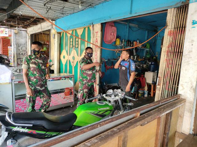 Babinsa Himbau Selalu Terapkan Penggunaan Masker Saat Diluar Rumah