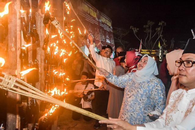 Semarak Tahun Baru 1445 Hijriyah, Bupati Kasmarni Buka Festival Lampu Colok Mandau