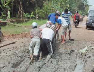 Jalan Lintas Kubu - Bagansiapiapi Rusak Parah