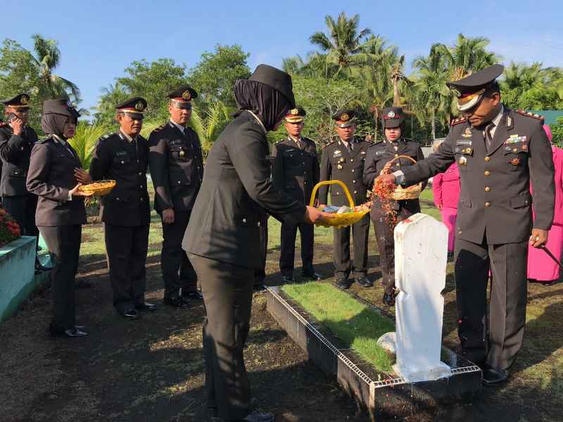 HUT Bhayangkara 73 Polres Sembangi Makam Pahlawan