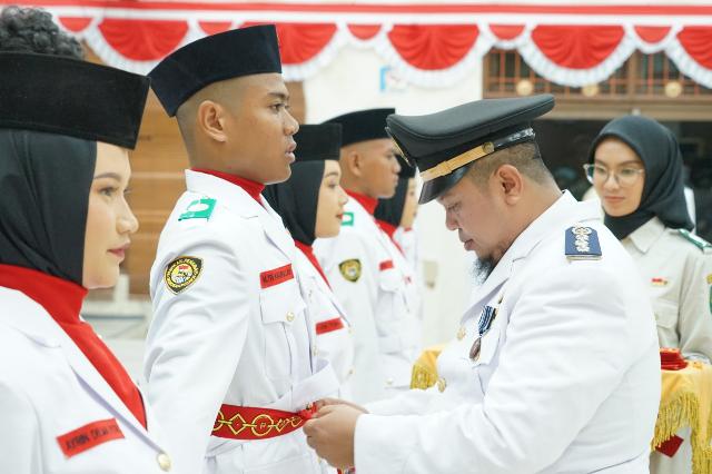 Camat Riki Rihardi Kukuhkan Pasukan Pengibaran Bendera (PASKIBRA) 2023 Kecamatan Mandau