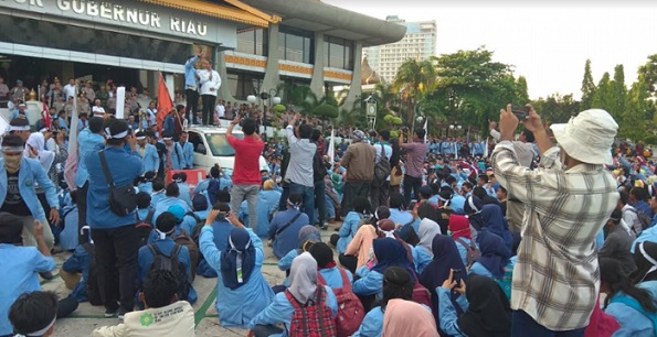 Mahasiswa di Riau Minta Turunkan Harga Pertalite