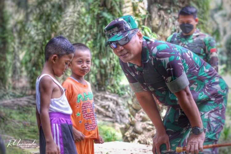 Penuh Akrab,,Dansatgas TMMD Kodim Bengkalis Berbincang Dengan Dua Bocil Desa