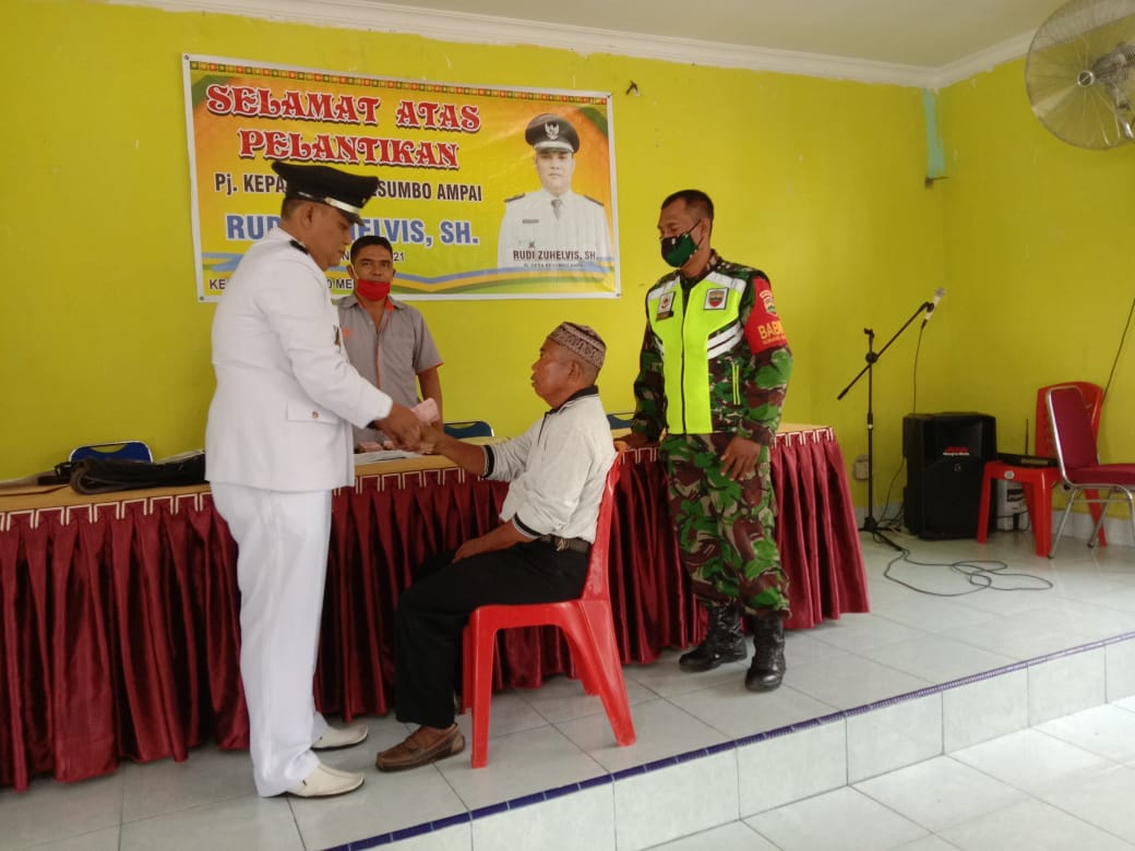 Usai Dilantik PJ Kades Kesumbu Ampai, Serahkan Batuan BLT Kepada Warga Desa.
