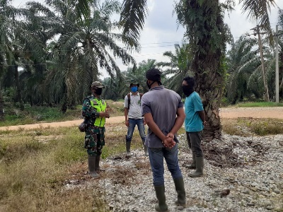 Babinsa Koramil 04 Mandau Kodim 0303 Bengkalis, Patroli Guna Cegah Karhutla.