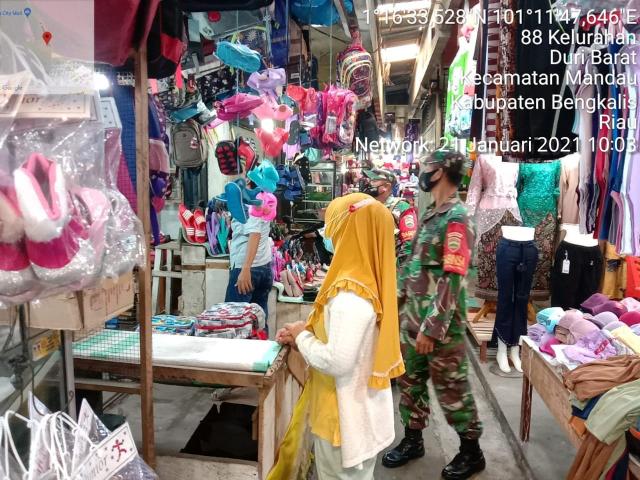 TNI Koramil 04/Mandau Cek Poin dan Sosialisasikan Prokes C-19 di Pasar Sartika Duri