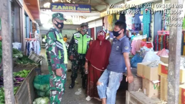 Guna Memutus Mata Rantai C-19,Sertu Sdg Barus Cek Warga Pasar Sartika Sesuai Prokes
