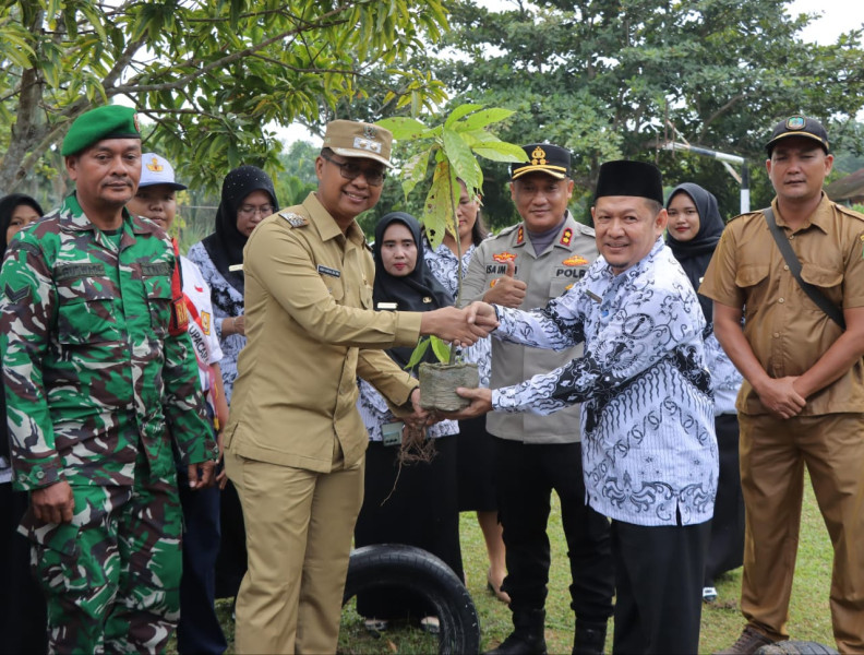 Wakil Bupati Jhonny Charles Dukung Program Green Policing di SMPN 6 Tanah Putih
