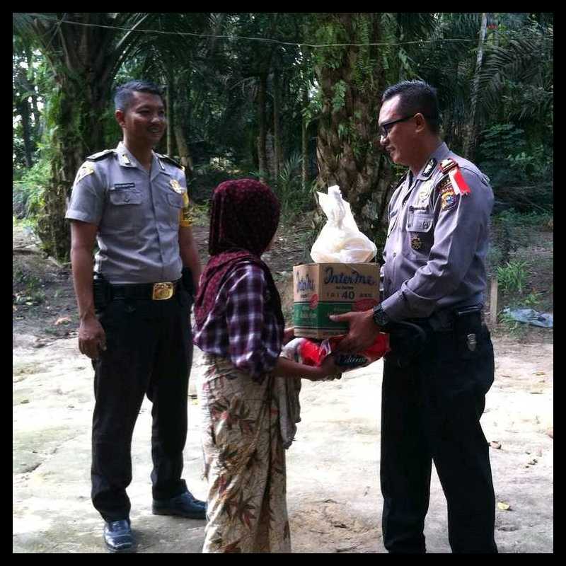 Polsek Kerumutan Berikan Bantuan Kepada Warga Kurang Mampu