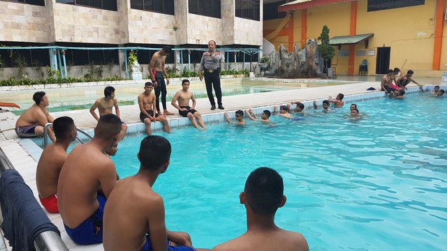 Polresta Pekanbaru Ajarkan Teknik Berenang kepada Siswa/i yang Ikut Seleksi Polri TA 2018