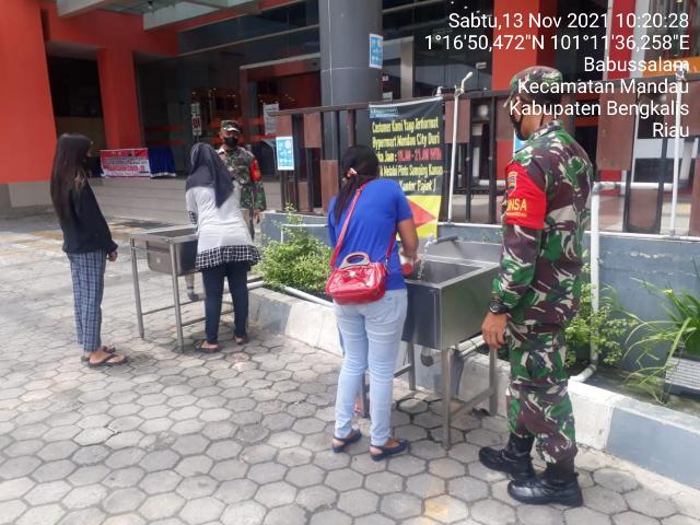 Babinsa Mandau Himbau Pengunjung Mall Agar Selalu Ingat Protkes 3 M Hindari C-19