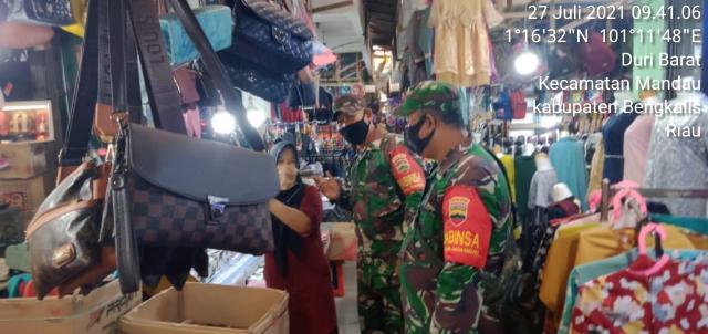 Sertu Robbi Himbau Pengunjung Pasar Wajib 3 M Agar Terhindar Virus C-19