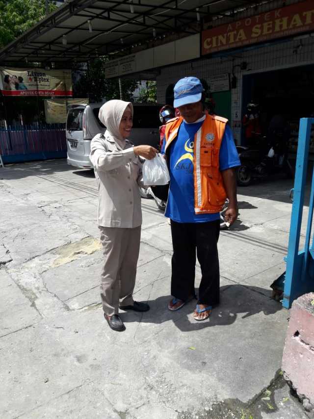 Polresta Pekanbaru bagi Gratis Nasi Bungkus