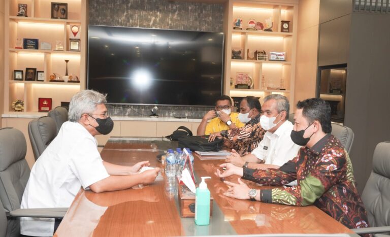 Gesa Pembangunan Infrastruktur Desa Terisolir, PJ. Bupati Kampar dan Anggota DPR RI Kunjungi Kemente