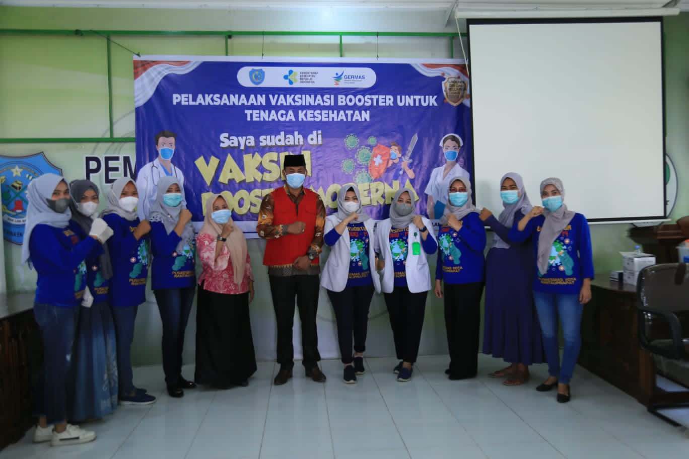 100 Orang Nakes Terima Vaksin Booster Moderna 