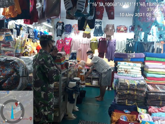 Babinsa Lakukan Cek Protkes C-19 di Pasar Sartika Duri