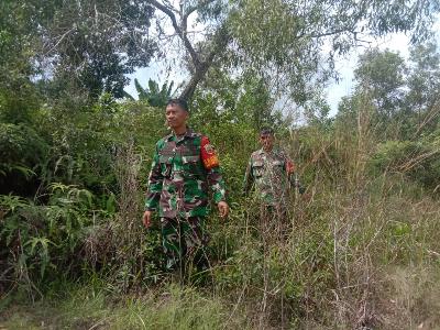Terik Panas Matahari Babinsa Koramil 03/Mandau Siaga Karhutla