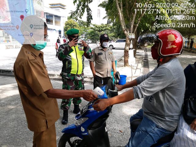 Gencar Lakukan Pendisiplinan protokol kesehatan C-19,Babinsa 04/Mandau Beri Arahan Untuk Gunakan Mas