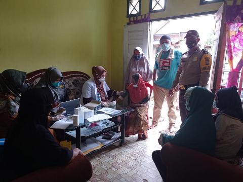 Polsek Mandau Gencar Laksanakan Vaksinasi Secara Door to door Tingkatkan Hard Immunity