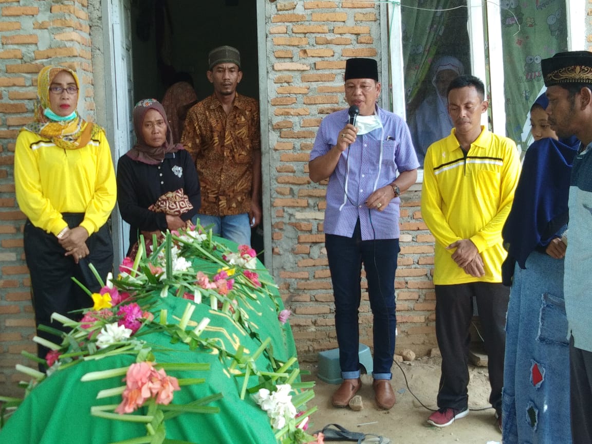 Camat Rantau Utara,  Berikan Bantuan Sembako