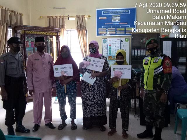 Babinsa Desa Air Kulim Hadir dan Kawal Penyaluran Bentuan BLT Provinsi Riau