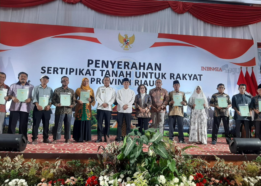 Dihadiri Wamen ATR/ BPN RI, 500 Warga Pekanbaru Kembali Terima Sertifikat PTSL