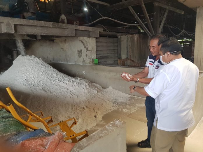 Bupati Meranti Imbau Kilang Sagu dan Arang Pakai Atap Daun Rumbia