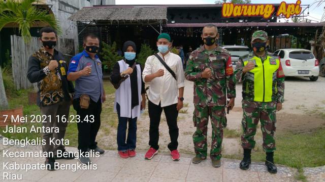 DPC AJOI Bengkalis Berbagi Takjil dan Masker Bersama Jajaran TNI/Polri