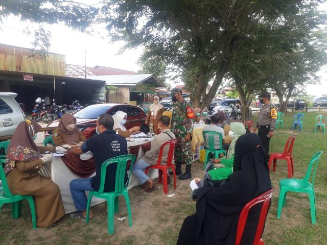 TNI Koramil 03/Mandau Lakukan Pendapingan Percepatan Vaksinasi Seputaran Taman Angsana