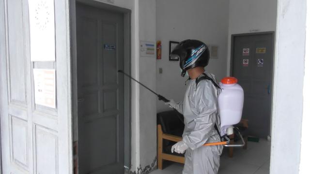 DLH Labuhanbatu Sterilkan Kantor Dari Virus Covid-19