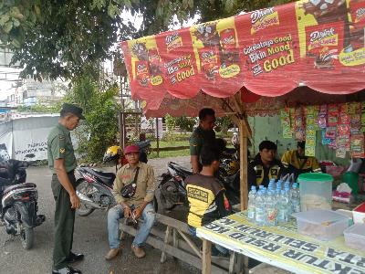 Babinsa Mandau Himbau Masyarakat Untuk Ikuti Protkes Dengan Gunakan Masker