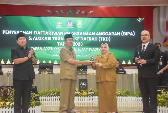 9 Tahun Berturut Raih WTP, Bupati Kasmarni Terima Penghargaan dari DJPb Riau