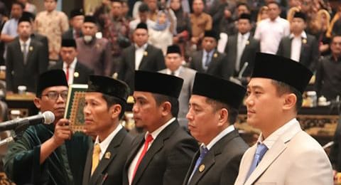 Resmi, Ketua DPD PDI Perjuangan H. Zukri Dilantik Sebagai Wakil Ketua Pimpinan DPRD Riau