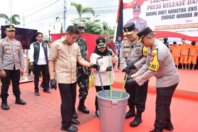 Bupati Bengkalis Kasmarni dan Kapolda Riau Ikut Musnahkan Barang Bukti Narkoba 15,6 Kilogram