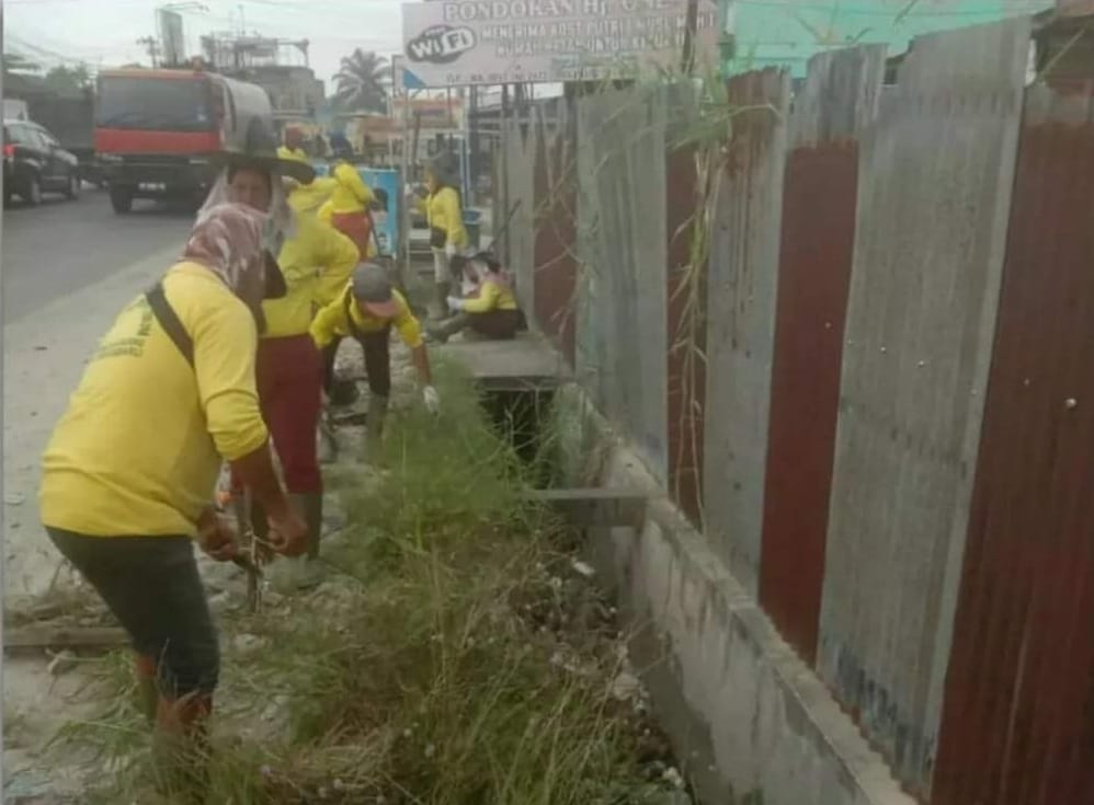 Pemko Pekanbaru Bersihkan Drainase di Jalan Garuda Sakti