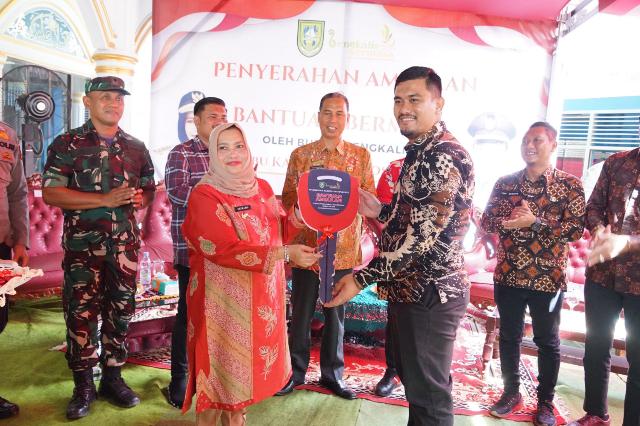 Penyerahan Bantuan Ambulance dan Bantuan Bermasa di Kelurahan Babussalam