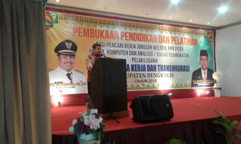 Bupati Bengkalis Membuka Pendidikan Pelatihan Bagi Pencari Kerja