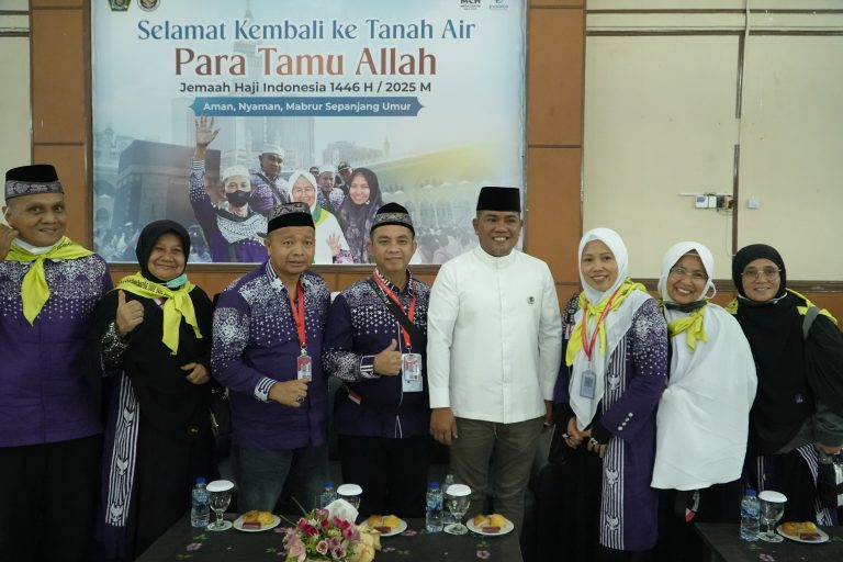 Momen Haru, Bupati Pelalawan Sambut Kedatangan Jamaah Haji Pelalawan di Batam