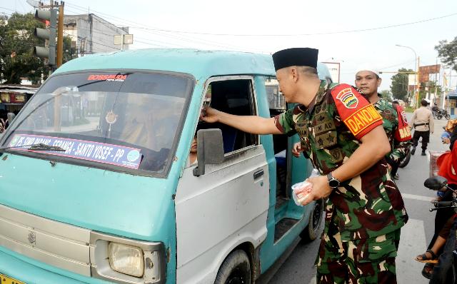 Dandim 0303/Bengkalis bersama Polsek Mandau Bagikan Ratusan Takjil Gratis kepada Masyarakat
