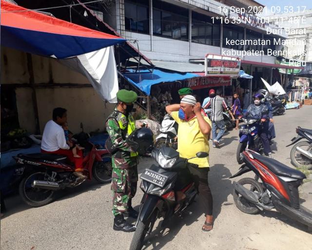 Babinsa Himbau Pengunjung Pasar Gunakan Masker Sesuai Prokes Covid-19