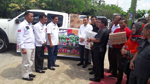 Ketua DPRD Siak Dan Rombongan Serahkan Bantuan Bencana Banjir Kepada Penghulu Tualang
