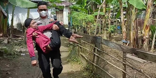 Tak Miliki Biaya,Remaja Lumpuh Dibopong Polisi Inhu ke Rumah Sakit