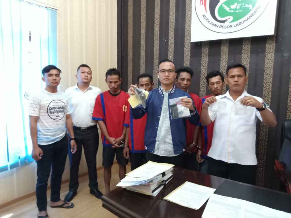 Sat Res Narkoba Labuhanbatu Bekuk 4 Pria Pemilik Sabu dan Senpi